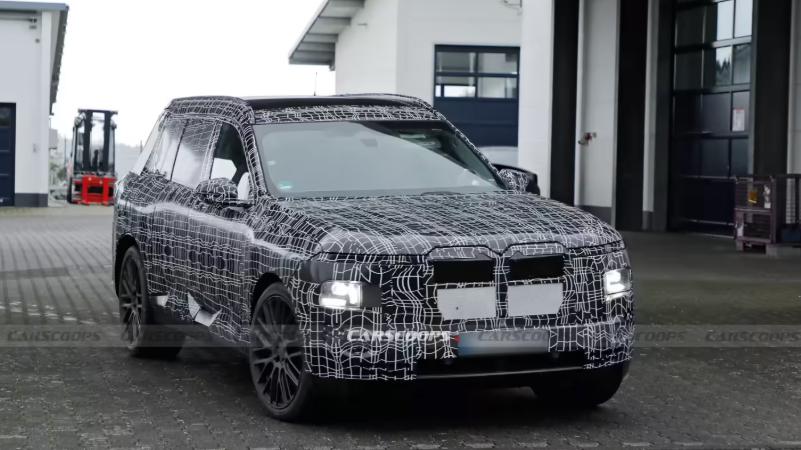 迈巴赫GLS最强对手来了！同样V8，双色车身更帅，关键能省30万