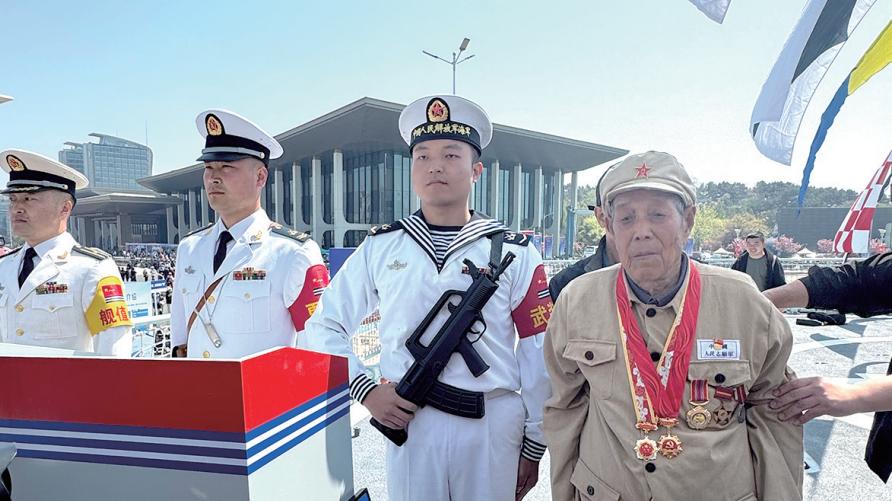 青岛舰艇开放活动中，抗美援朝老兵隋宝亮登舰参观圆梦“深蓝”