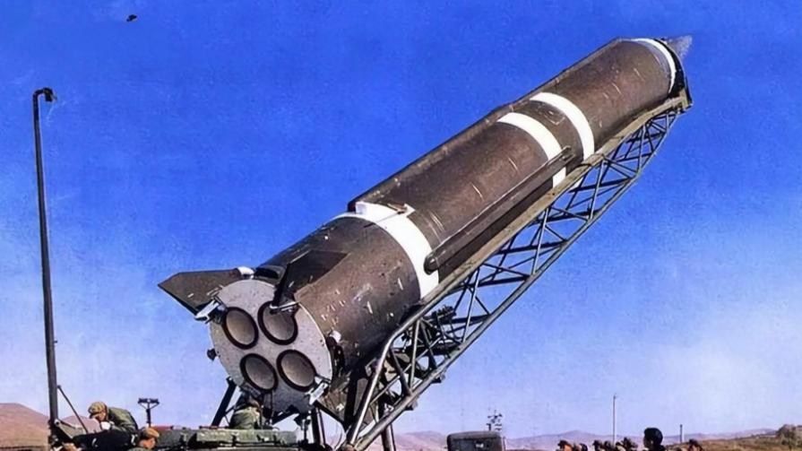 此国曾花35亿买东风导弹，又砸150亿请中国驻军，令10万敌军不敢动