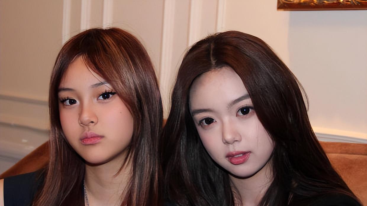 甜馨与好友并肩合影亲昵十足