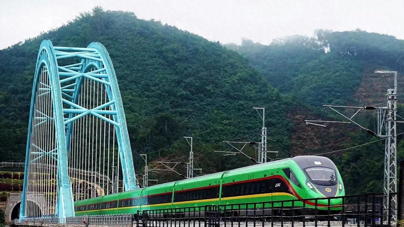 美国人嘲讽中国：不敢动武保一带一路，东西方思维差距在哪？