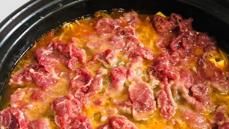 番茄牛肉煲：一口“噗嗤”爆汁的红丝绒温泉，把冬天直接炖成夏天