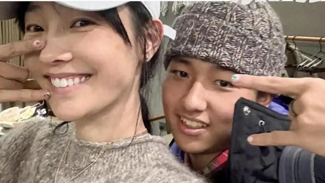 白百何与18岁儿子同做美甲！素颜像姐弟，元宝考入伯克利太圈粉