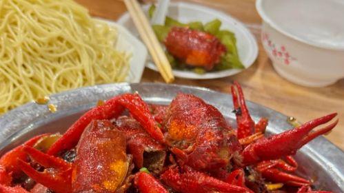 潜江油焖大虾：夏夜街头的辣甜吮指狂欢