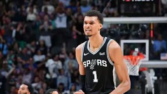 马刺135-123独行侠，文班亚马29+11+6，福克斯砍17+3+7