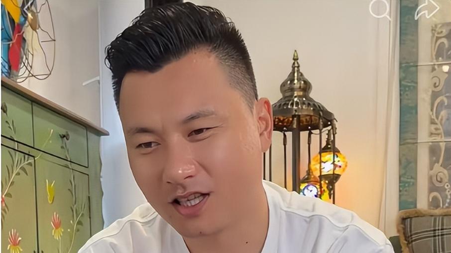 郜林一家近照，42岁发福不少，老婆是超模，退役当老板很幸福