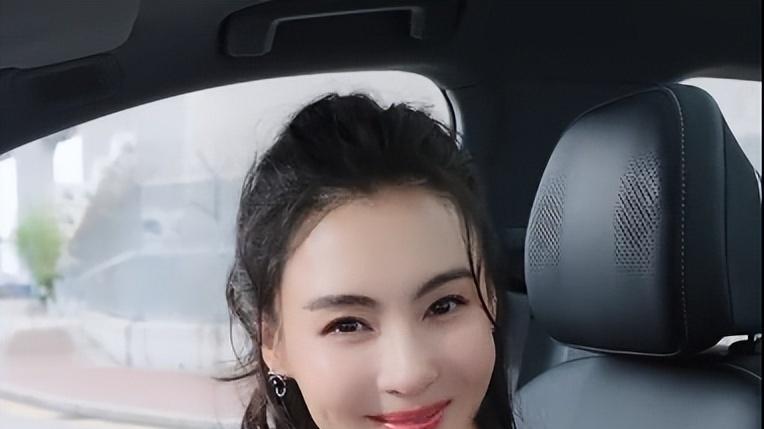 不飙车只接弟弟！Lucas喜提极氪7X，张柏芝这波“责任教育”太圈粉