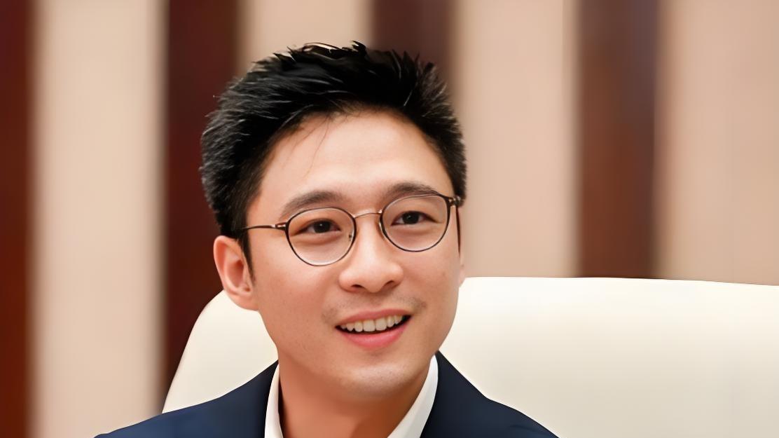 霍启山在佛罗伦萨乌菲兹美术馆排队那会儿，谁也没想到他正牵着未来媳妇的手