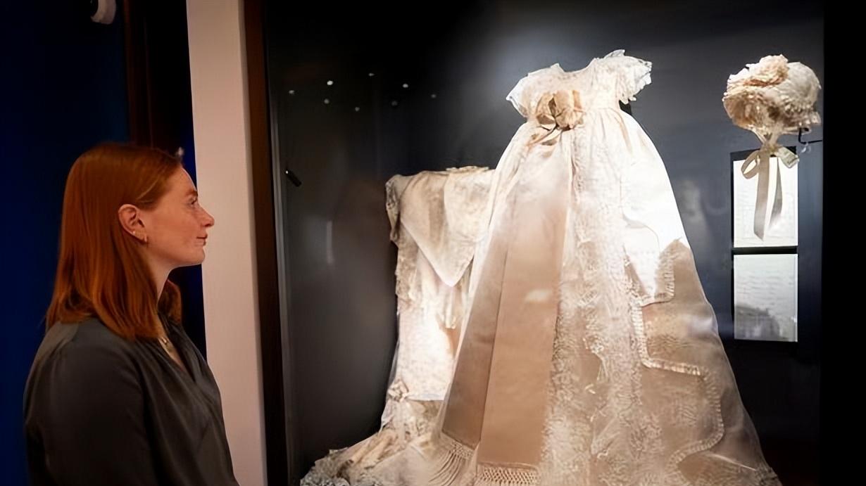 白金汉宫敞开英女王百年衣橱，300件时尚华服亮相