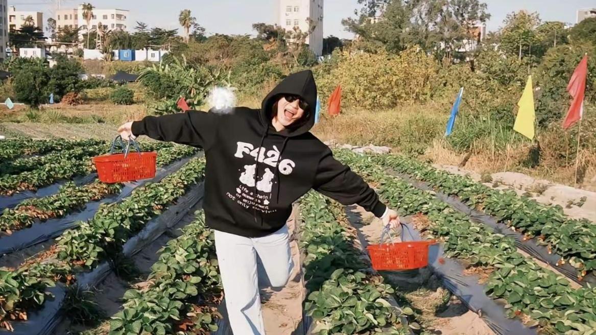 全红婵高定西装亮相，优雅知性扑面而来，告别假小子风