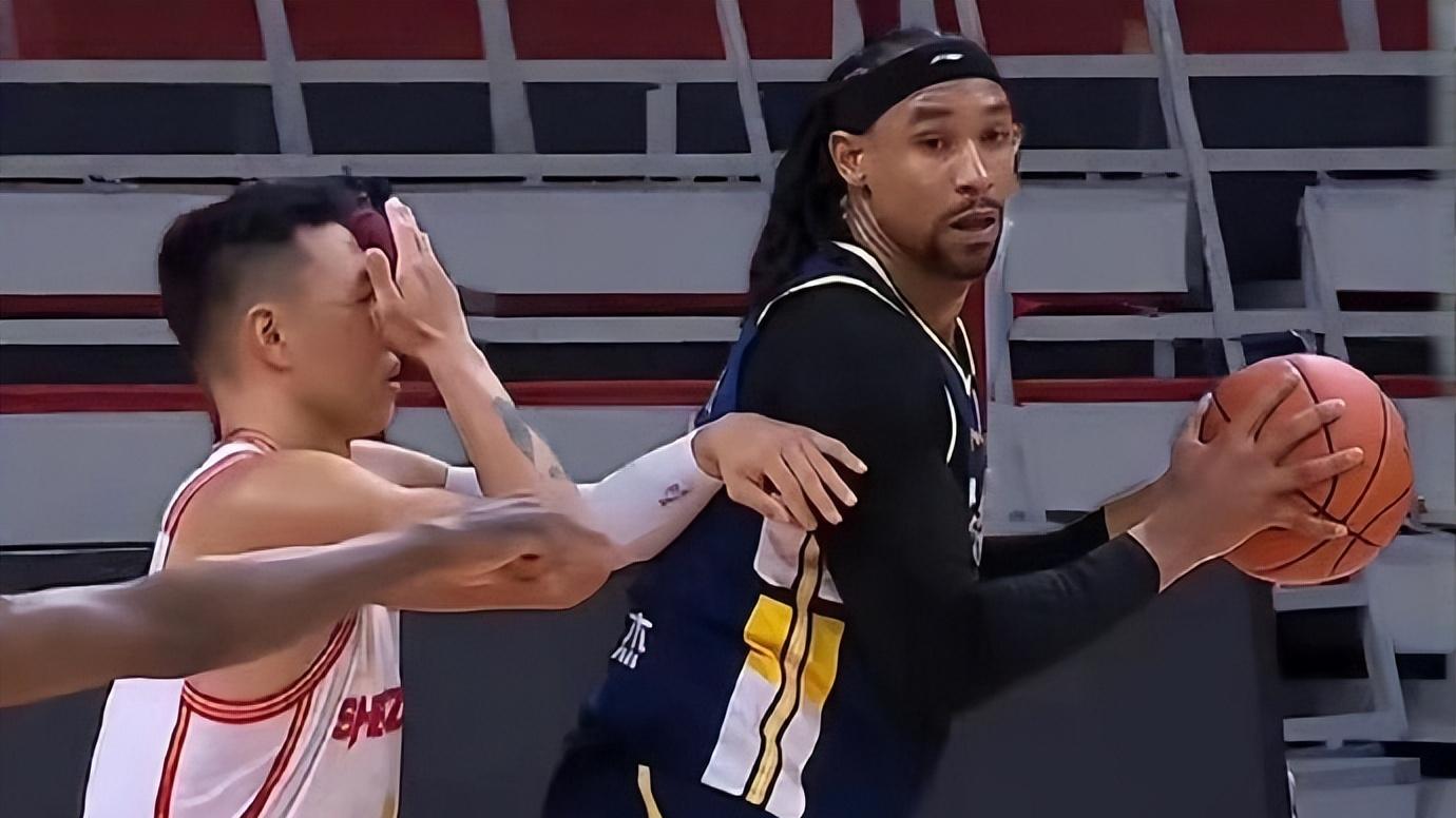 CBA广东德比再演逆转！外援场边吵翻，胡明轩0分却抢下关键篮板，这算哪门子赢球？