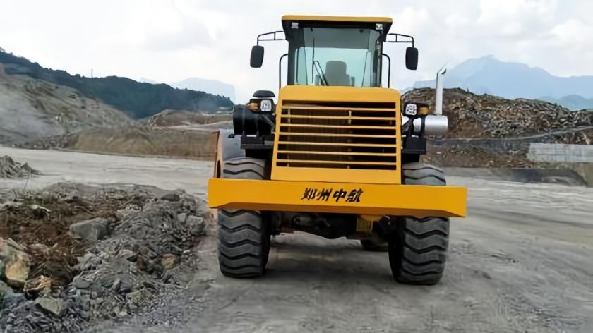 铲车拉的冲击压路机：经济灵活，基建压实实用之选