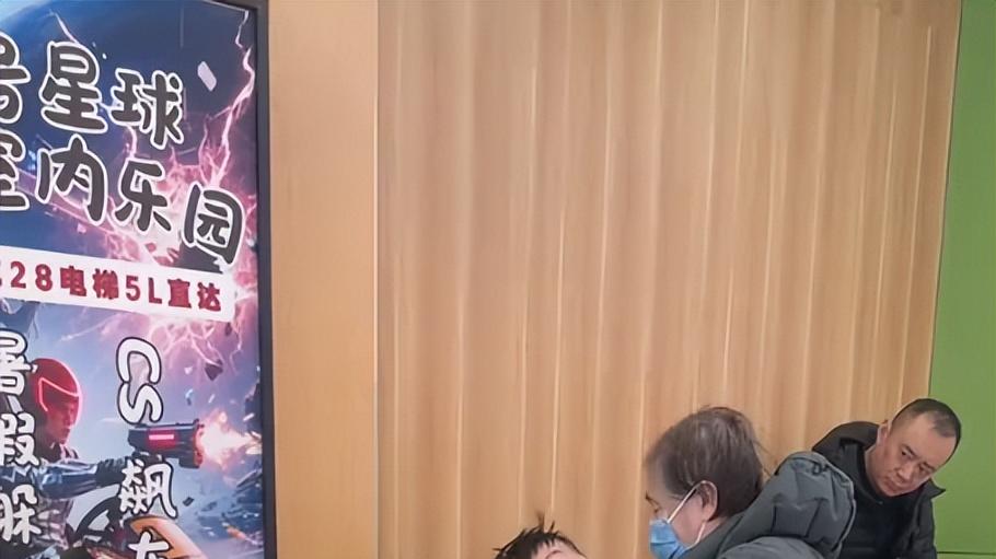 “老人带的娃就这德行”，一段室内乐园视频，让家长们无话可说