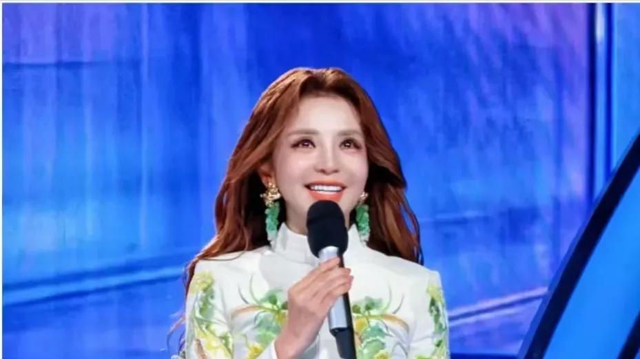 央视跨年晚会主持，董卿不在朱迅来