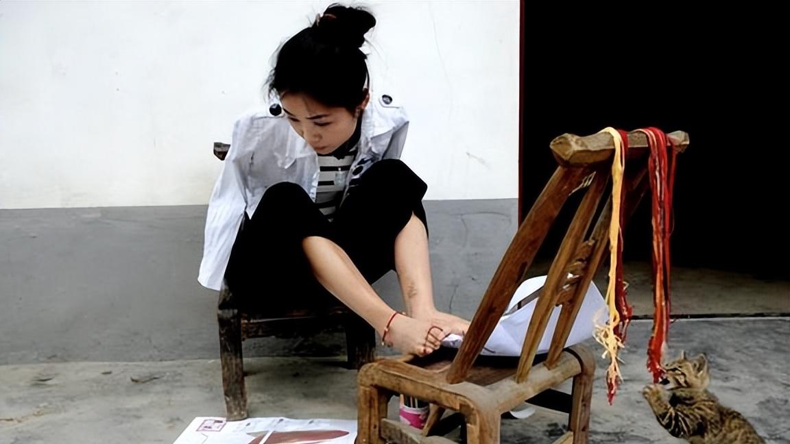 9岁失去双臂，15岁沿街乞讨，25岁用脚创业，她从乞丐逆袭成总裁