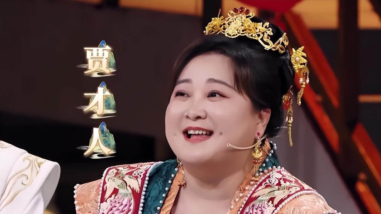 贾玲米兰看秀，颜值身材平平却营销好美好瘦，当导演走红淡出春晚