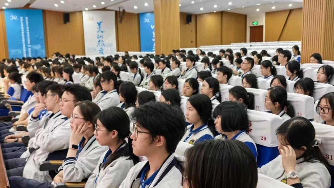 江苏省中国画学会会长翟优应邀走进南京市宁海中学开展专题讲座