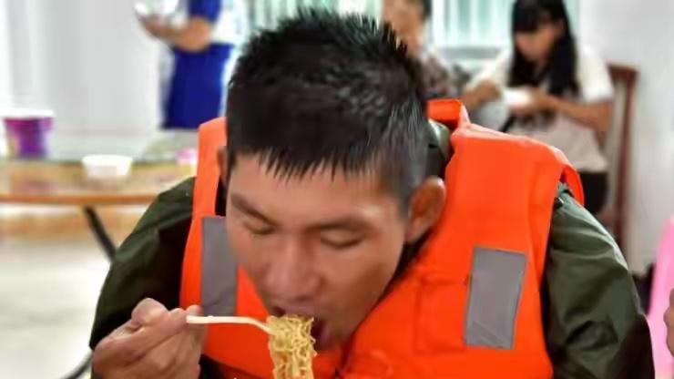 方便面又不是军粮，救灾物资里总能看见它，背后的道理很多人不懂