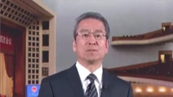 “好想来”零食店卖过期饮料，店长甩白岩松视频：“过期也能吃”