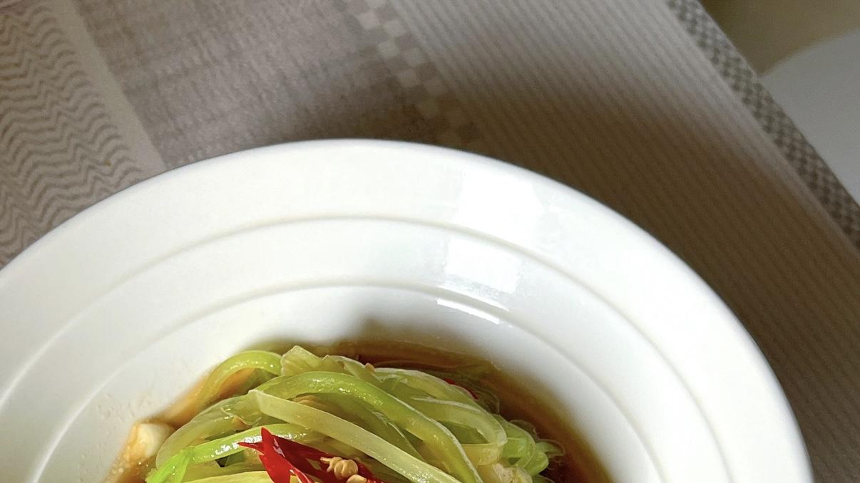 夏日开胃神器！5分钟搞定香辣脆爽的凉拌莴笋丝