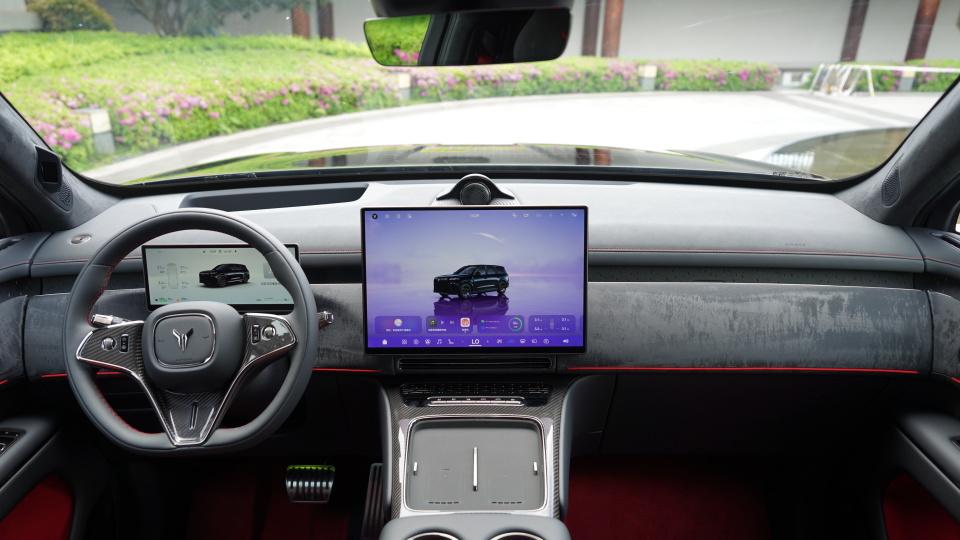 三腔空悬、星空顶、碳纤维套件！岚图泰山黑武士，不止于满配？