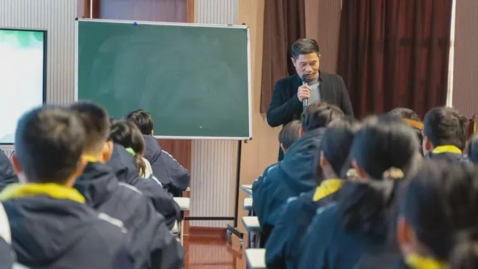 信阳市羊山外国语中学董雷：以语文启智，以温情育人