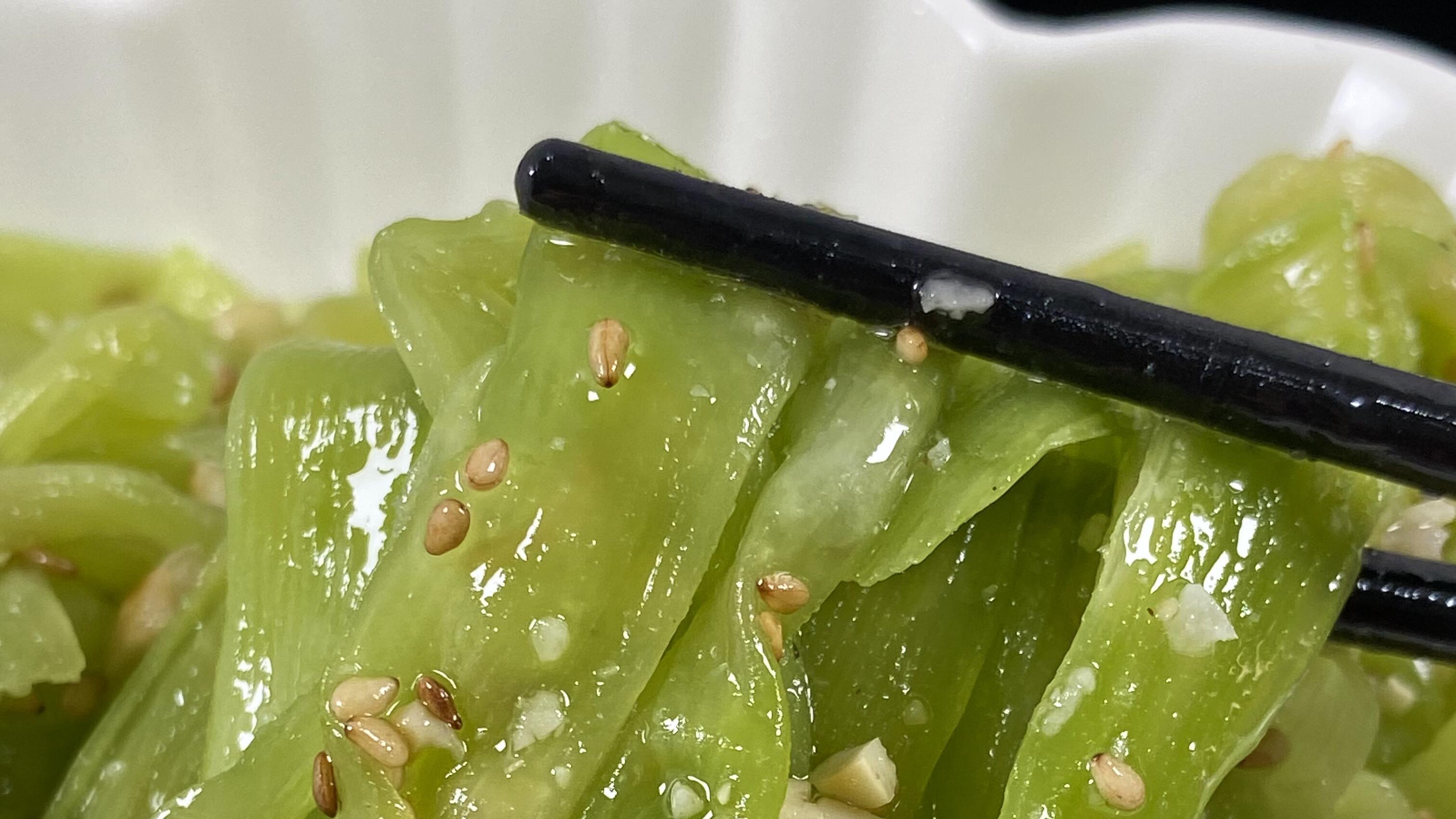 芝麻盐拌莴笋：脆爽解腻小菜