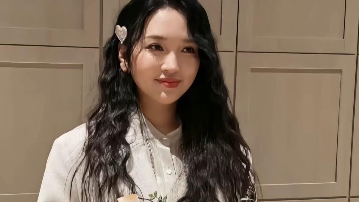 金莎线下路透身形圆润引孕相猜测，被爱情滋养状态佳