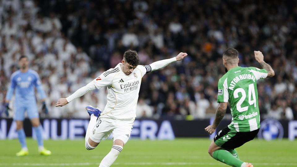 皇马小队长怪圈：巴尔韦德踢中场隐身，一打边后卫就爆发？