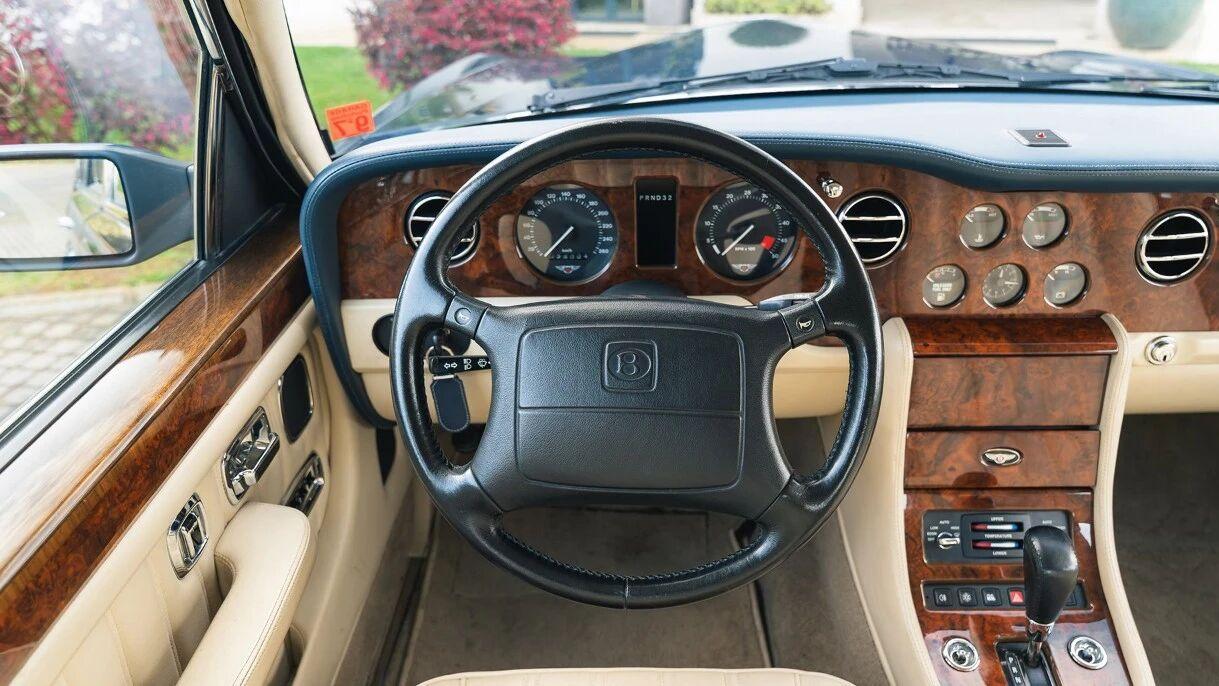 穿越90年代米兰：时尚大帝阿玛尼的私人宾利，藏着低调奢华的时代灵魂