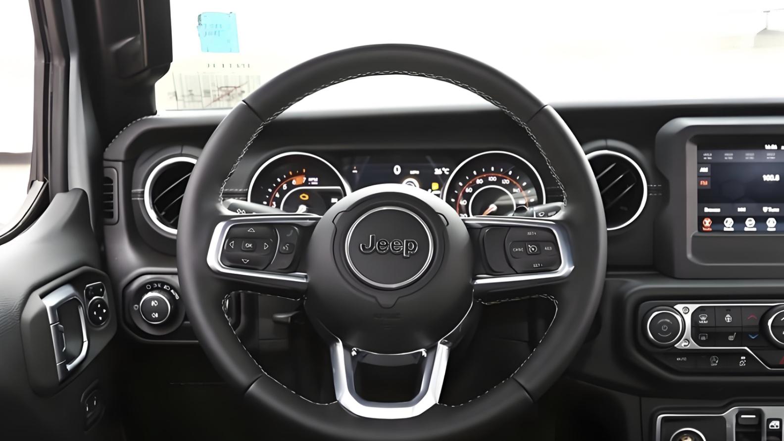 美式越野车，复古方盒子车身，标配备格子座椅，V6动力+超级四驱