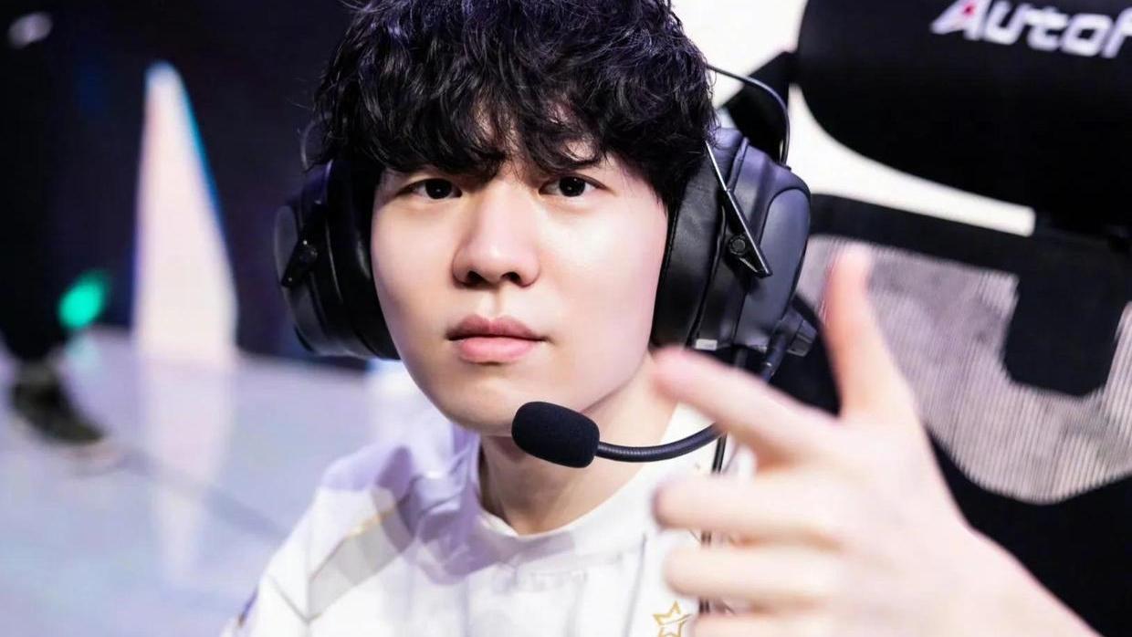 LOL世界冠军AD即将复出！小吕布直播放话：剩下的比赛会守住尊严