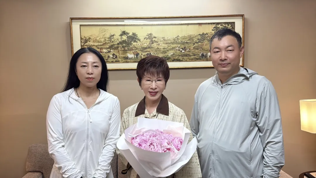 洪秀柱在京收藏乔领宁雪君“书法双福”与双福苗绣 以笔墨针线共叙两岸同心