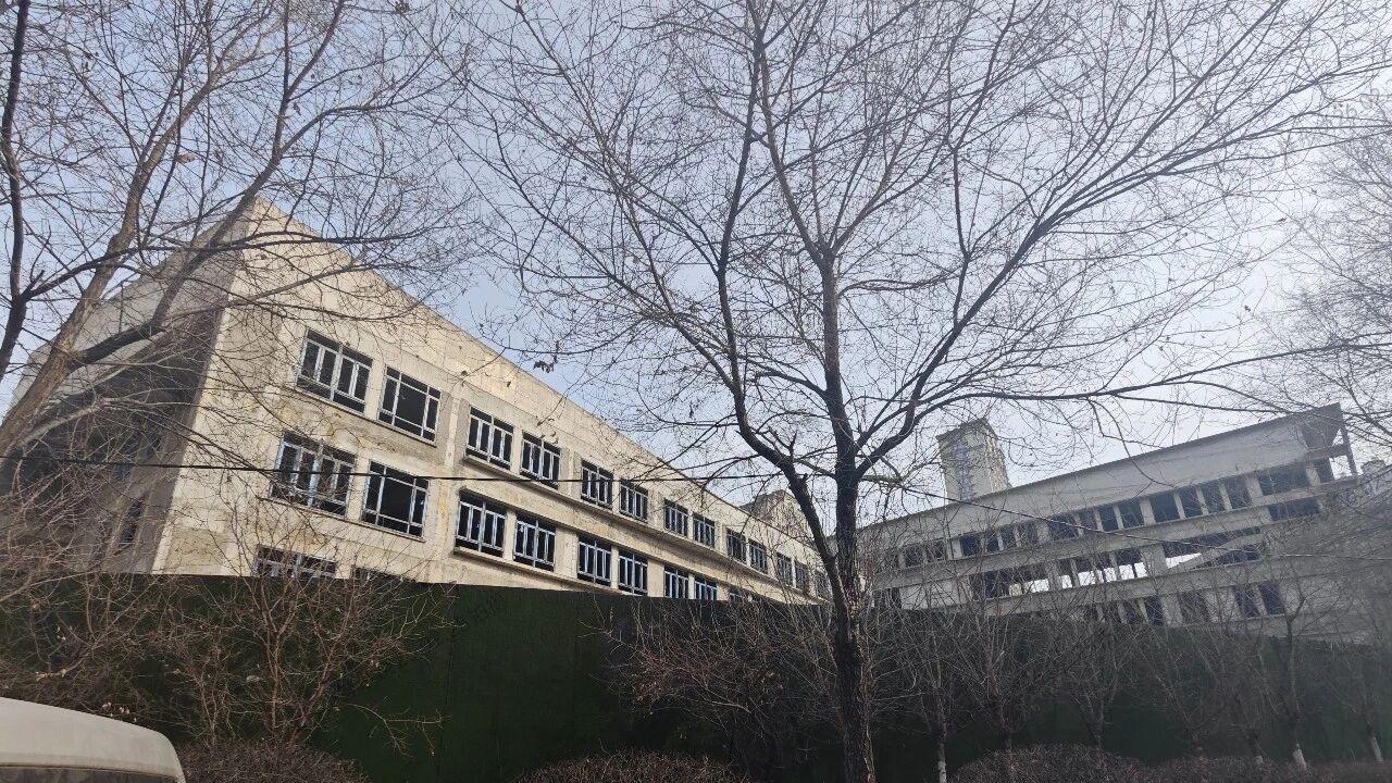 新市府闲置的东方剑桥国际学校