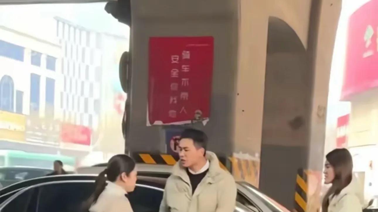 郑州女子拦车抓小三，却遭丈夫当街殴打！现场画面流出，小三相貌曝光，网友热议