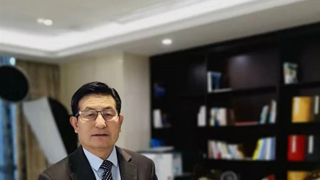 金涛万里起风云，笔墨山河铸龙魂——贺天飞《金涛万里》画作解析