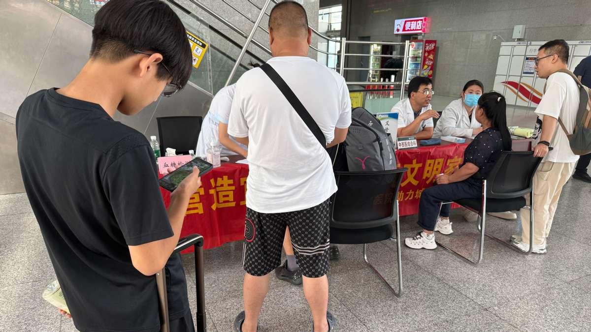 保定：党建引领筑堡垒，火车站站前地区义诊服务暖心间
