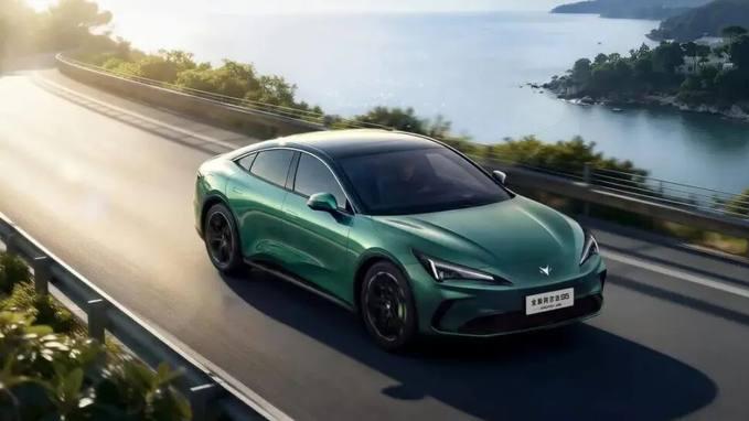 补贴价9.98万起！纯电720km/增程1450km，极狐全新阿尔法S5上市