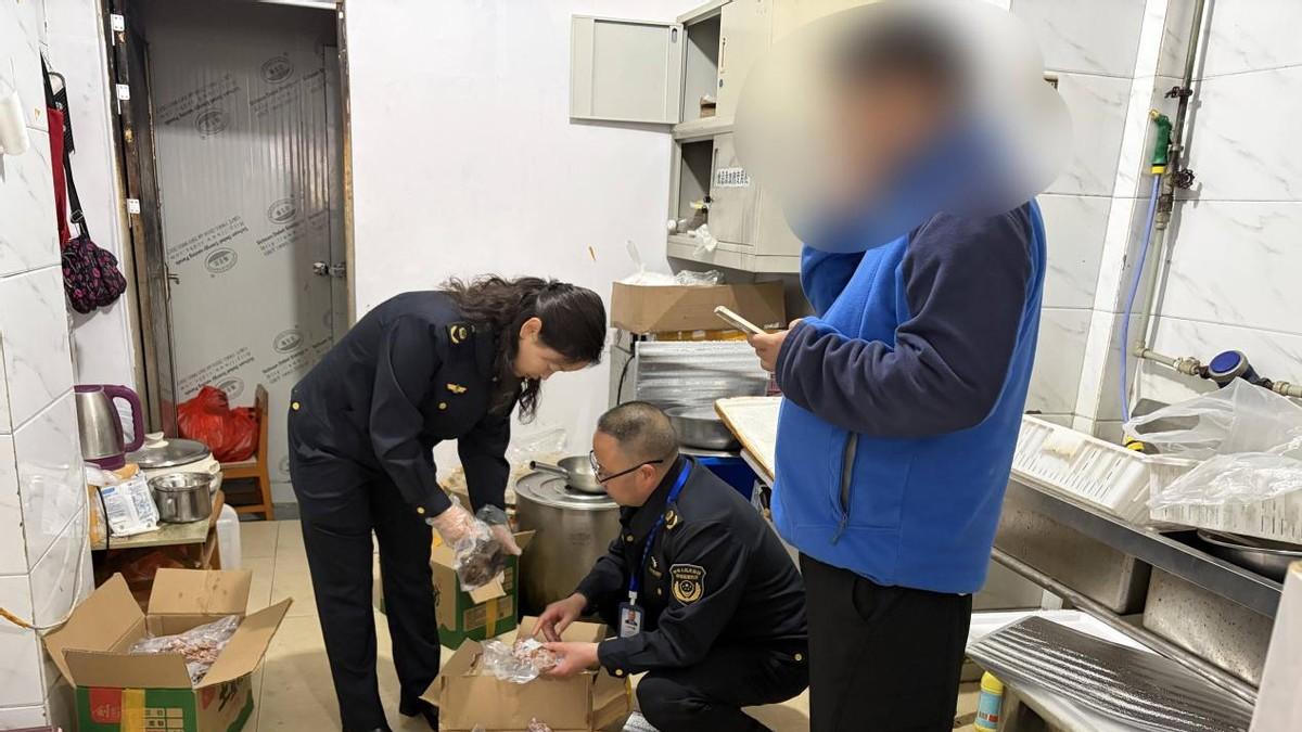 广元市利州区市场监管局查获一起小作坊涉嫌无证分装销售肉制品案