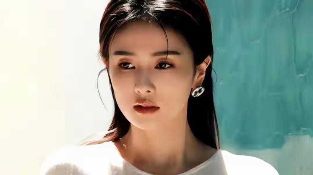 白鹿近照真的太美了，清冷感十足！