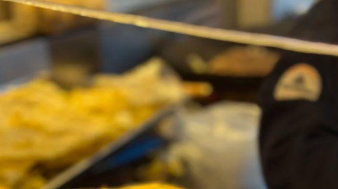 湘江边的清晨：肉丝粉与葱油粑粑构成的早餐仪式