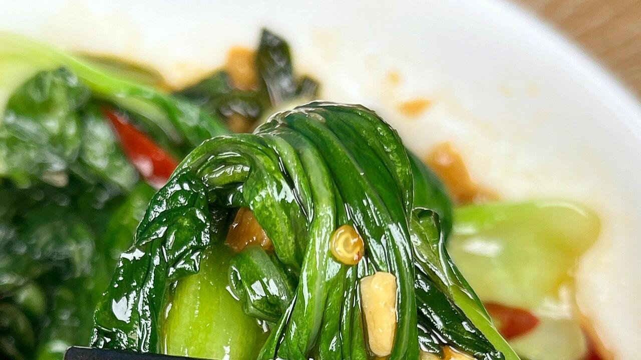 爆炒油菜：翠绿鲜嫩，三分钟搞定春日清爽美味
