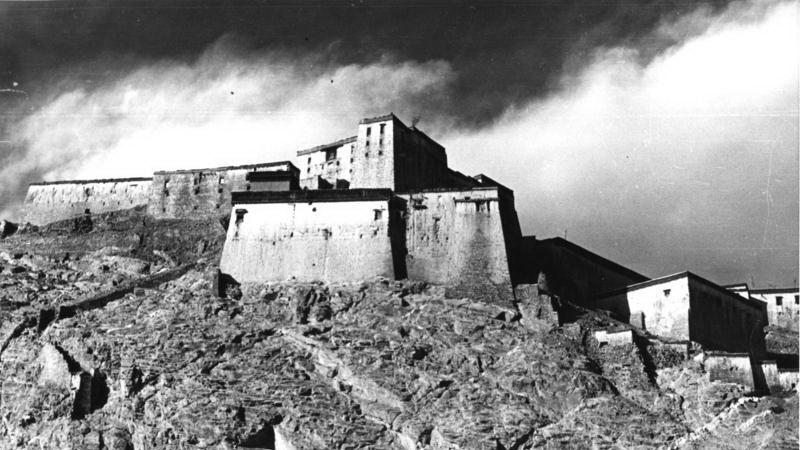 英国侵略西藏时当地军民自发保卫江孜，而驻藏大臣却向敌谄媚