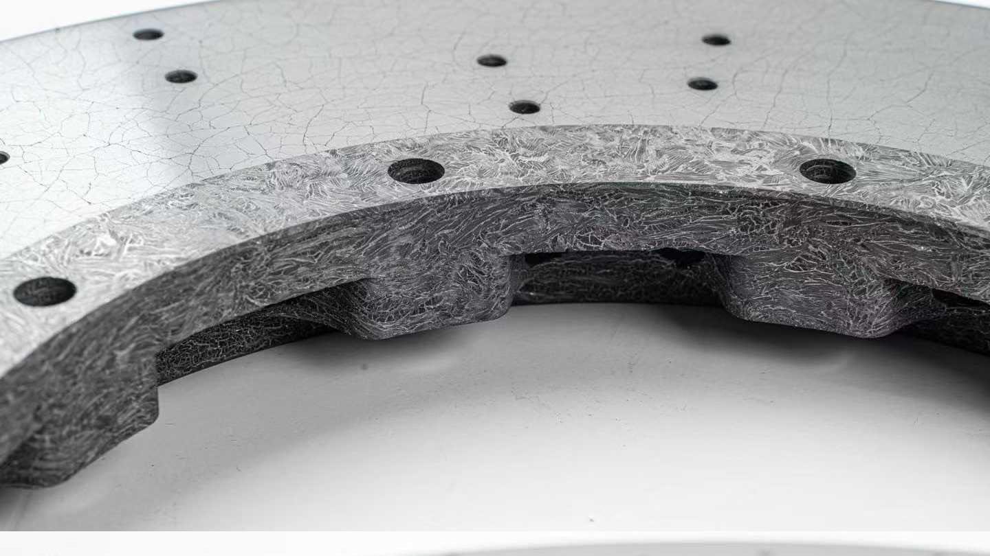 拒绝“智商税”！升级碳陶刹车前，先分清长纤和短纤的底牌