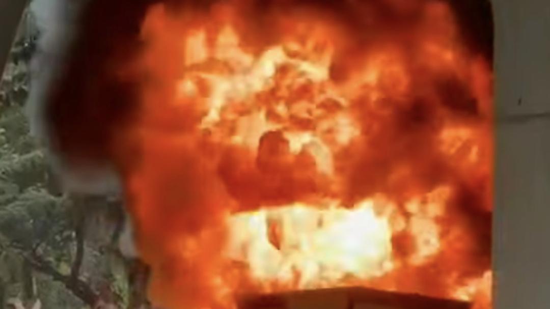 香港一货车疑被改装成非法油站起火爆炸，案件暂列纵火