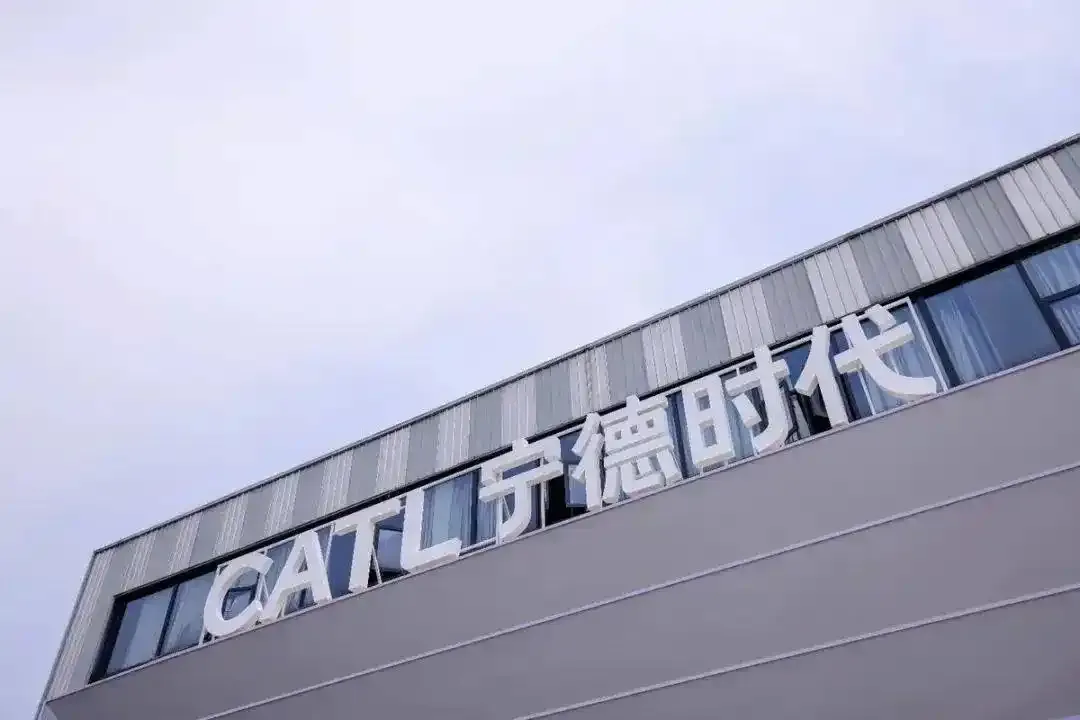 宁德时代的两面人生：老板分红81亿，新招4万大专生