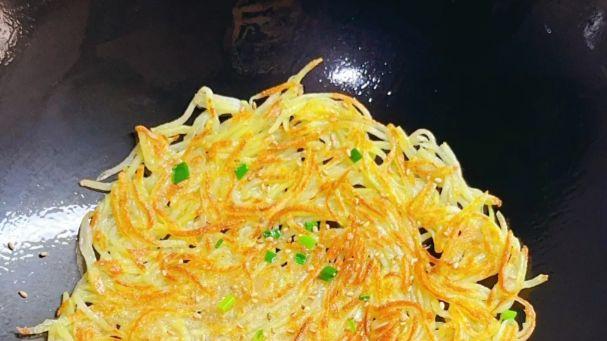 椒香咸脆超下饭！这份重庆土豆小饼太绝了