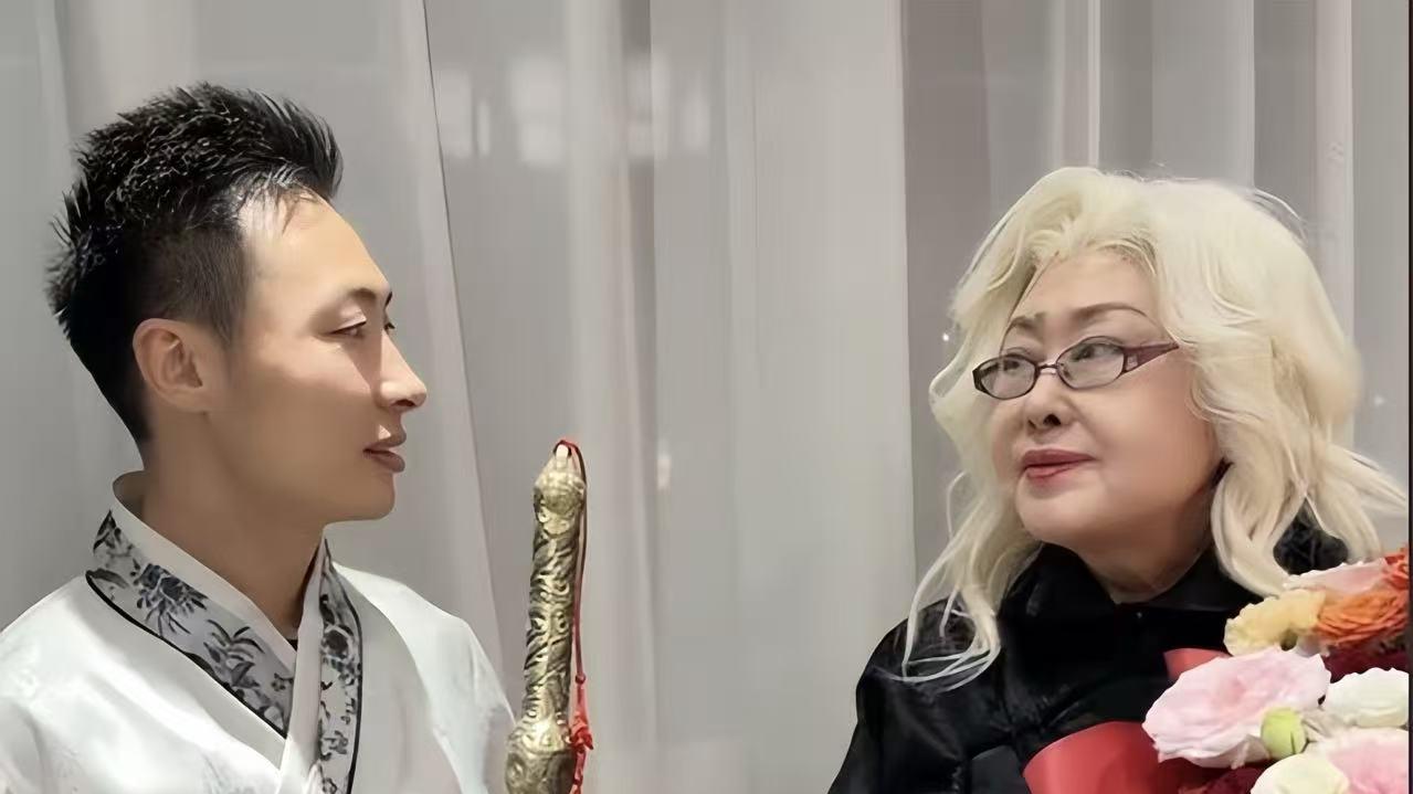 斯琴高娃 76 岁庆生照曝光!