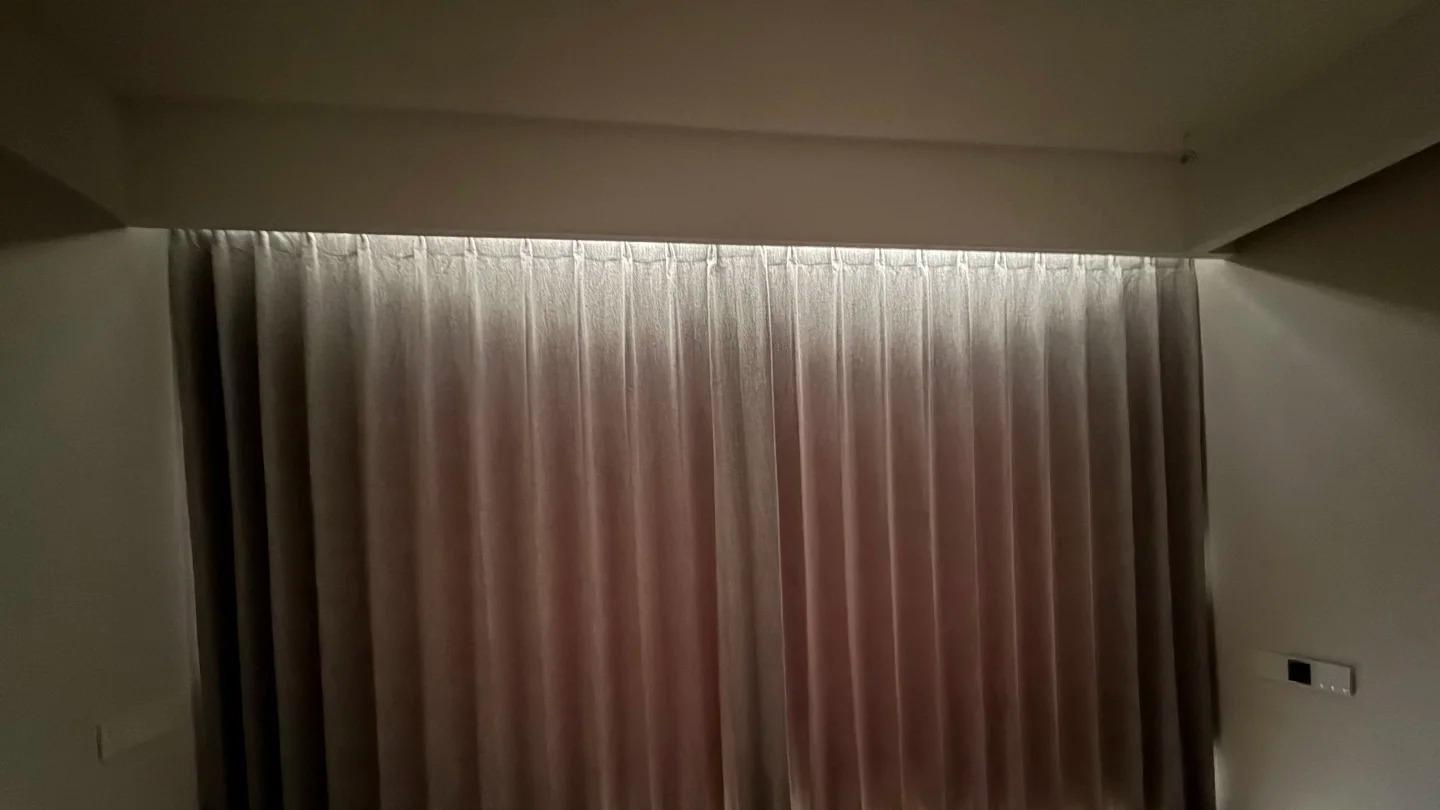 韩折蛇形帘都漏光？飘窗窗帘全遮光选中波帘才靠谱