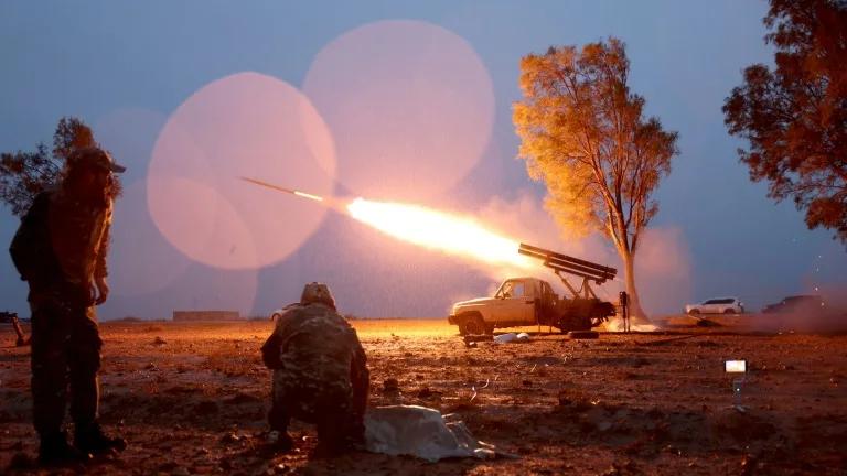 美军前脚走，库尔德后脚就跪了：交出油田和监狱，给全世界当美国“盟友”的人上了一课！